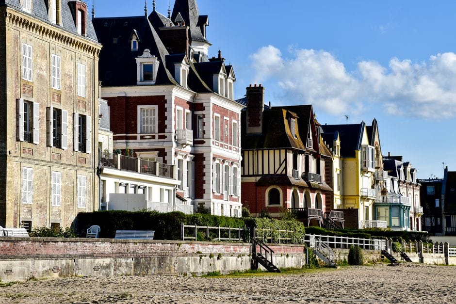 Consultant en intelligence artificielle échangeant avec un chef d'atelier devant une ligne de moulage composite en Vendée