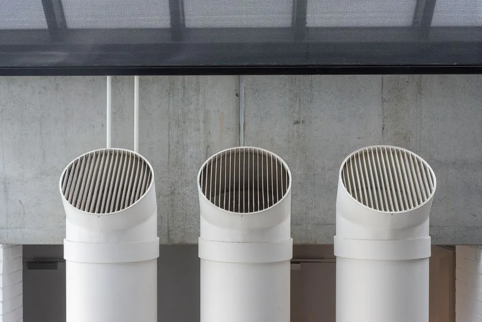 Ventilateur thermoélectrique de poêle à bois noir installé sur un foyer moderne, redistribuant la chaleur dans le salon