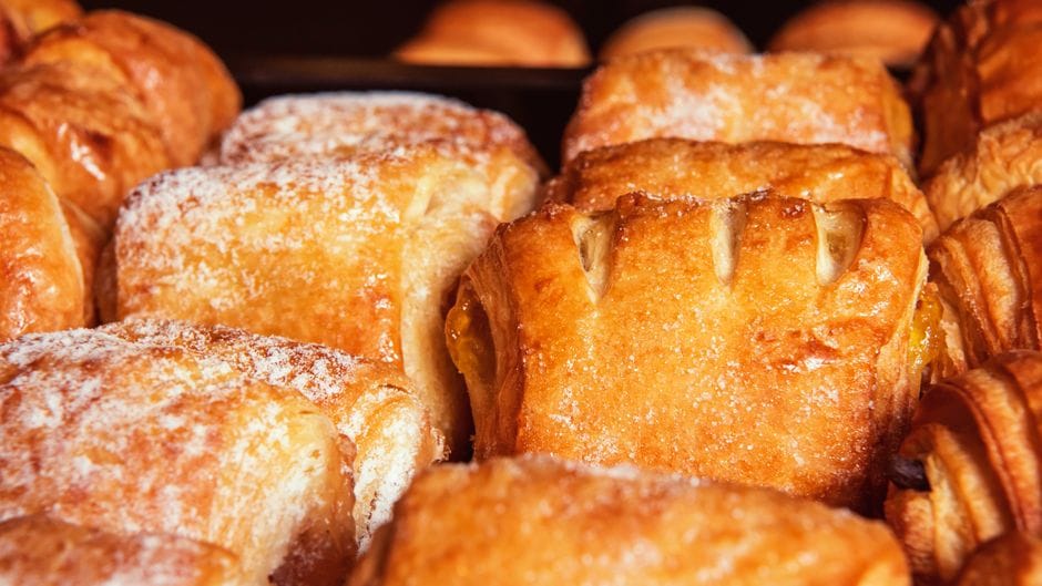 Boulanger façonnant du pain au levain dans une boulangerie artisanale française traditionnelle