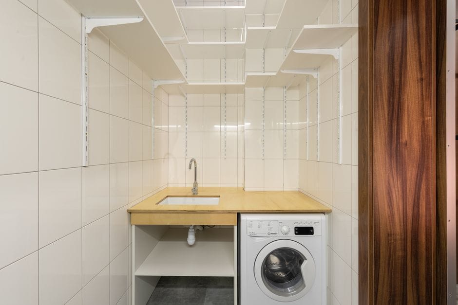 Vue intérieure d'un sèche-linge pompe à chaleur en fonctionnement avec tambour chargé de linge