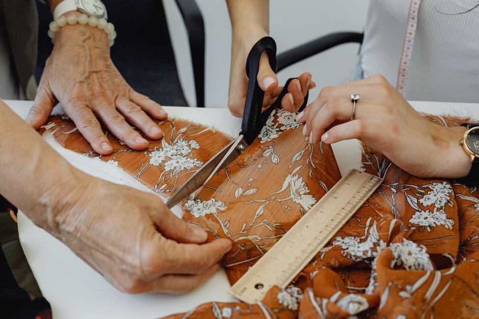 Détail des poches cousues d'un manteau neuf avant et après décousure